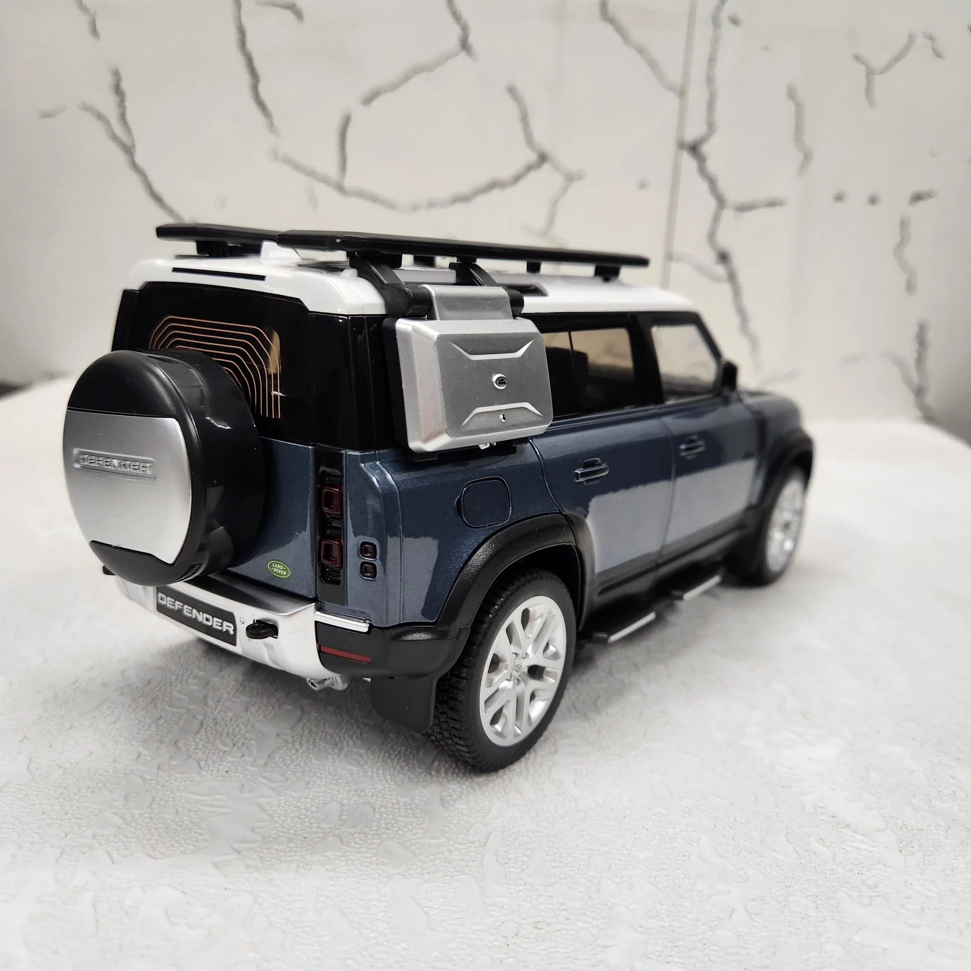 Defender 110 Blue Metal Diecast Car 1:18 (28x11 cm) - Image 2
