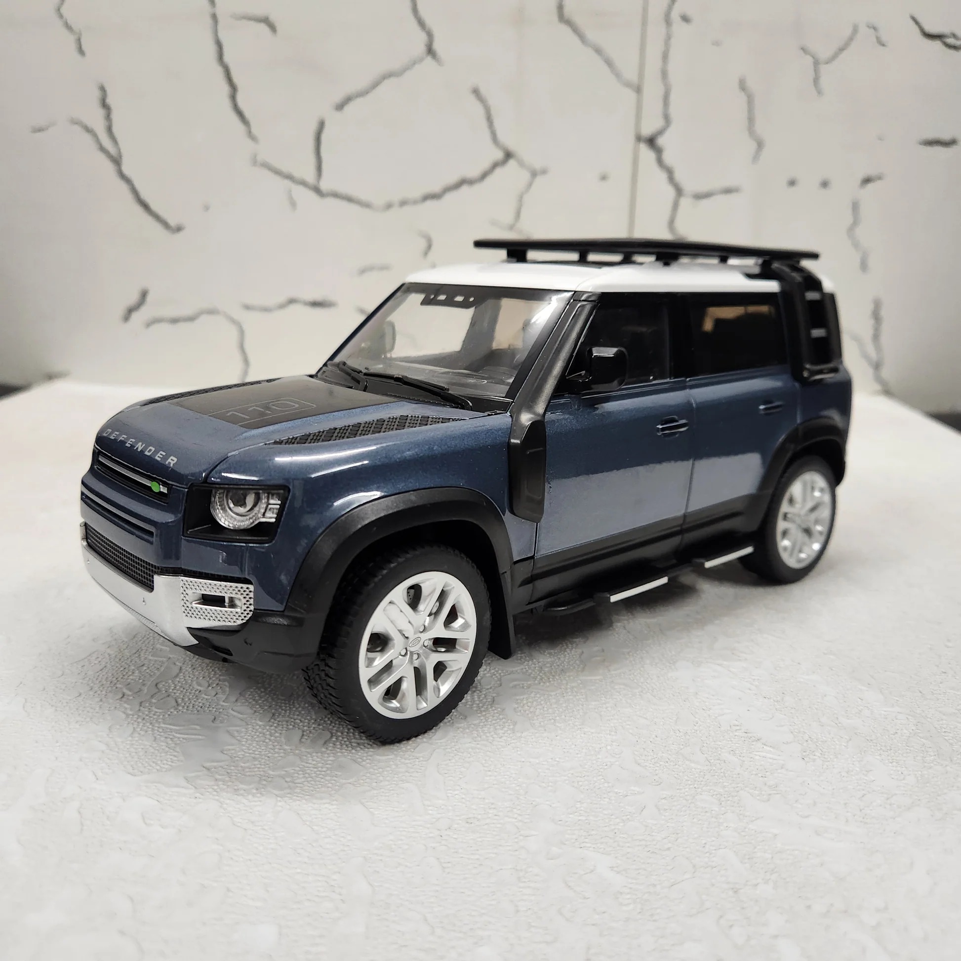 Defender 110 Blue Metal Diecast Car 1:18 (28x11 cm) - Image 3