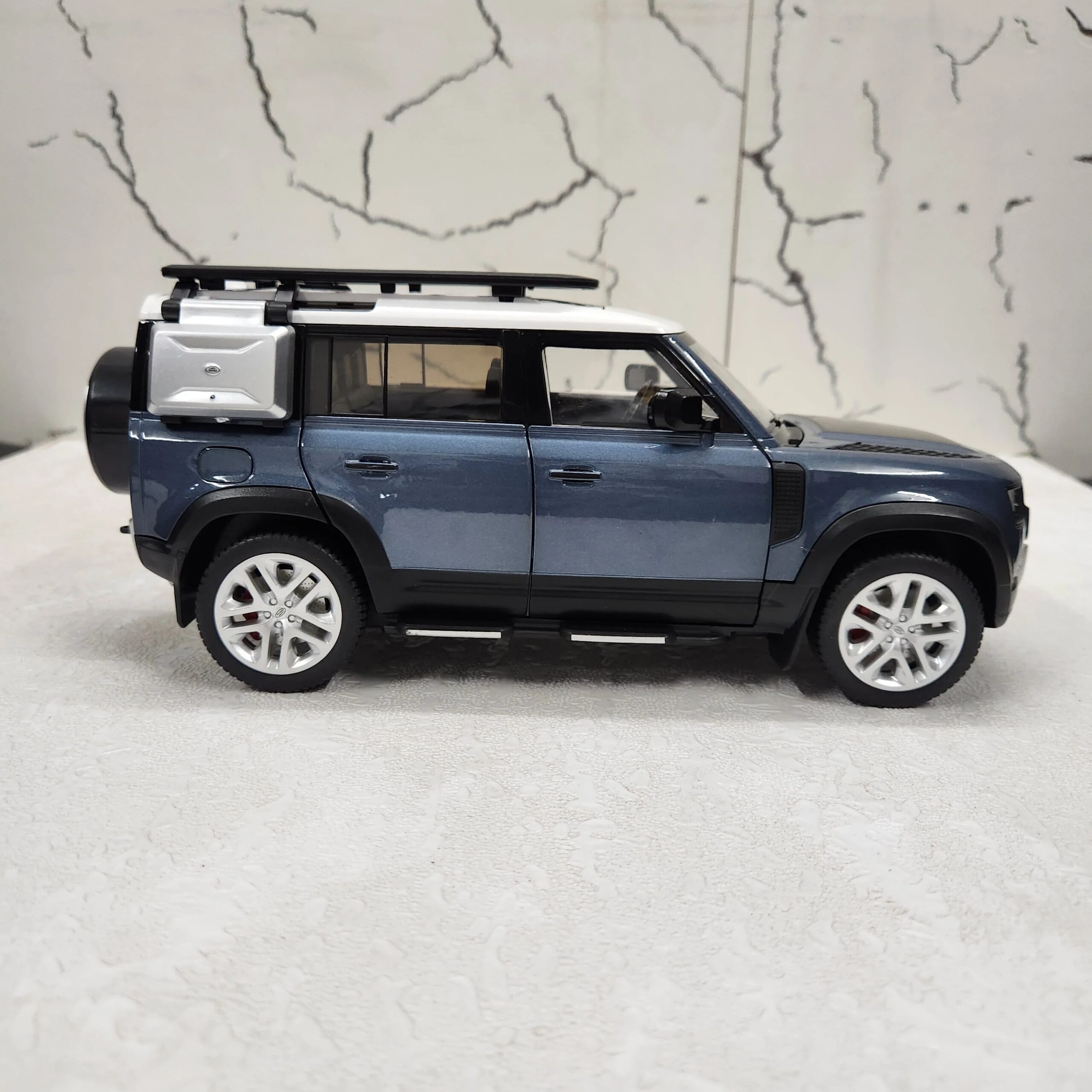 Defender 110 Blue Metal Diecast Car 1:18 (28x11 cm) - Image 5