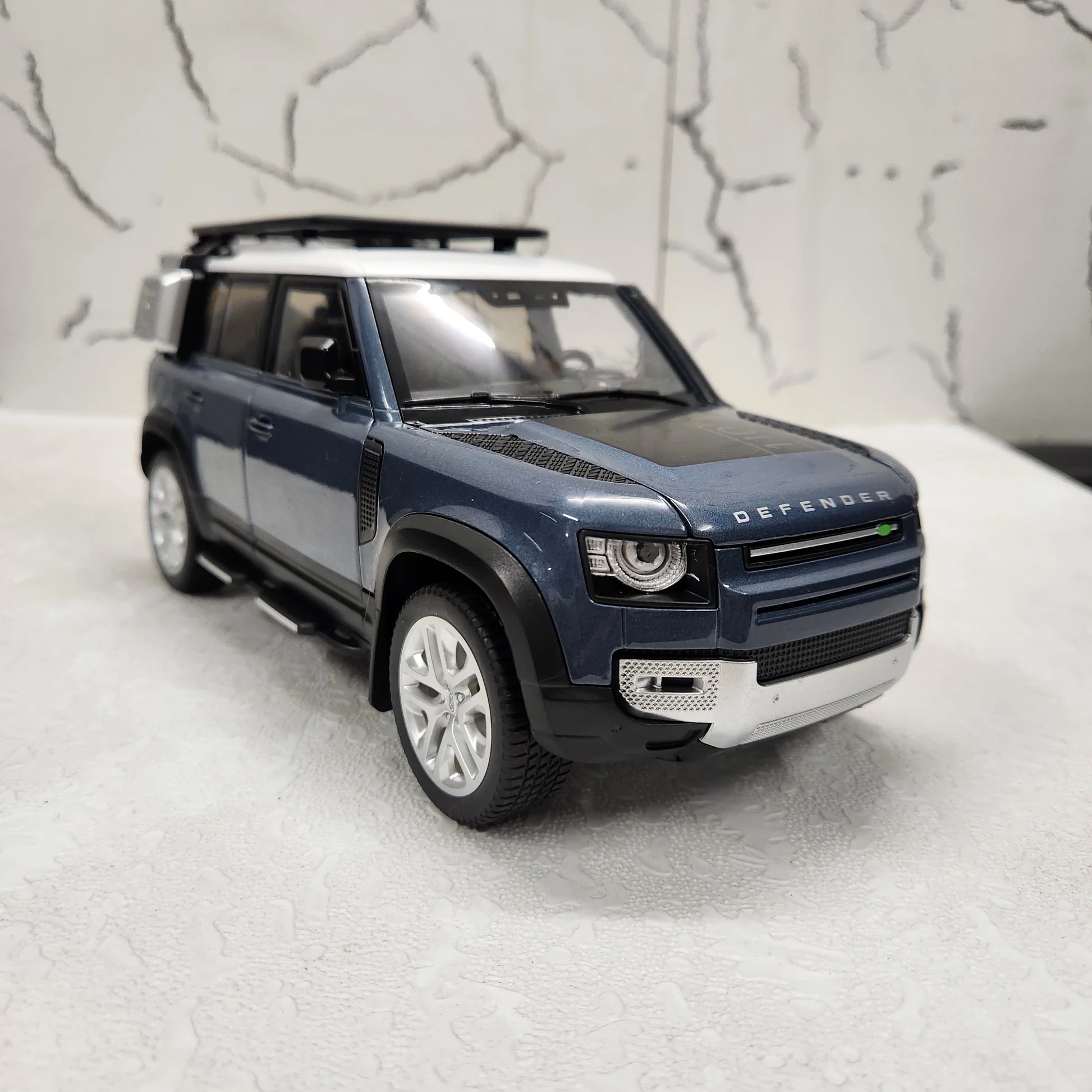 Defender 110 Blue Metal Diecast Car 1:18 (28x11 cm)